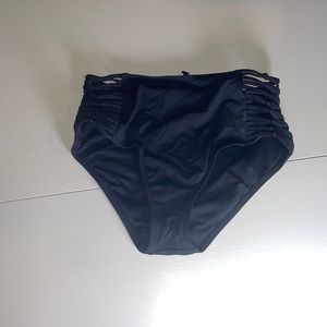 High wasted black bathing suit bottoms💋